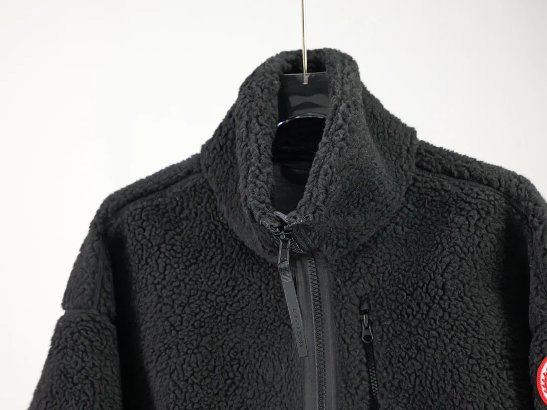 P620 Canada Goose/Canada Goose Shearling Jacket Simcoe Shearling Zip Jacket is made from Kind artificial long-hair sherpa, our new generation of wool fleece that helps keep the earth cold and the people on it warm. It features dropped shoulders, a high collar and an adjustable waist hem with internal drawstrings. Standard embroidery color label; top-quality goose Simcoe lambskin Color: Apricot Pink Black Gray White Army Green Size: S M L
